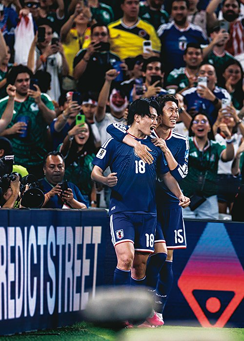 この試合で先制点を決めた鎌田と2得点の上田