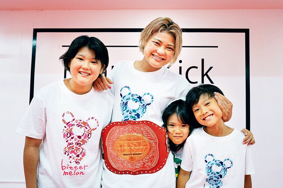産後に始めたキックの世界で、ベルト奪取の“三児のヒロイン”。<Number Web> photograph by KUSHIMAX