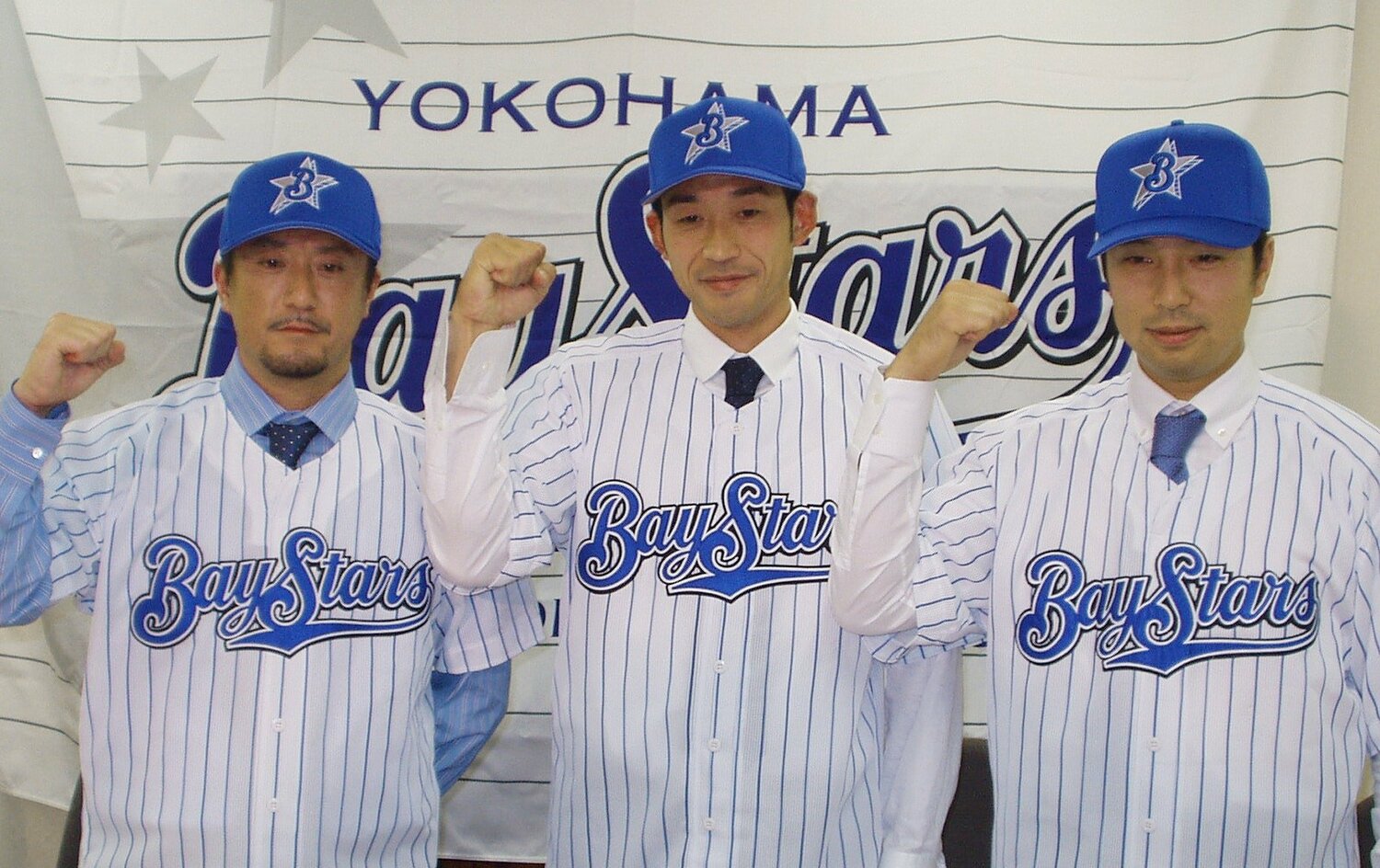 横浜に入団が決まり入来祐作投手、斉藤秀光内野手とともに会見　©JIJI PRESS