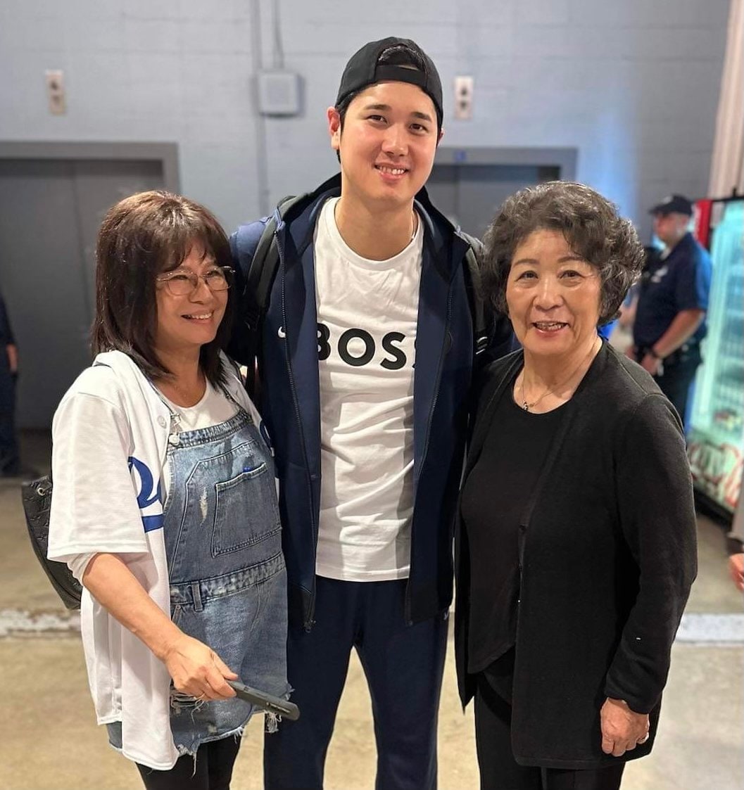 MLBロサンゼルス・ドジャースのデーブ・ロバーツ監督の母(右)と交友があり、かつてはベビーシッターを任されていたこともあるという由布子さん。先日、ロバーツ監督の計らいで大谷翔平と記念撮影が実現した (写真/家族提供)