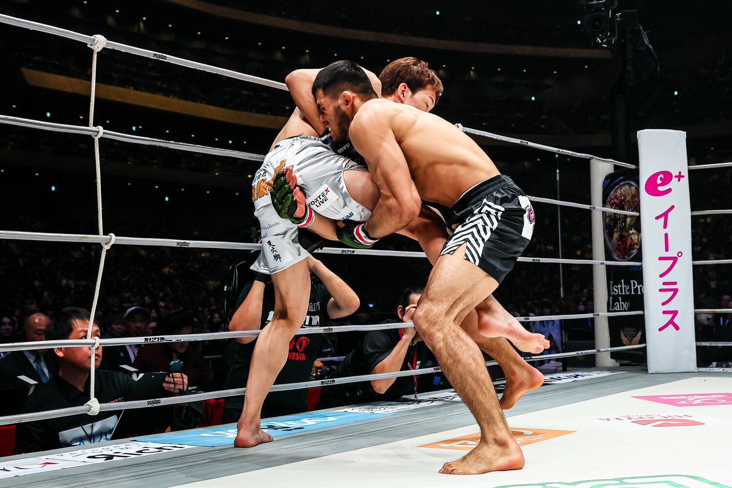 シェイドゥラエフが片足タックルに入った瞬間　©Susumu Nagao