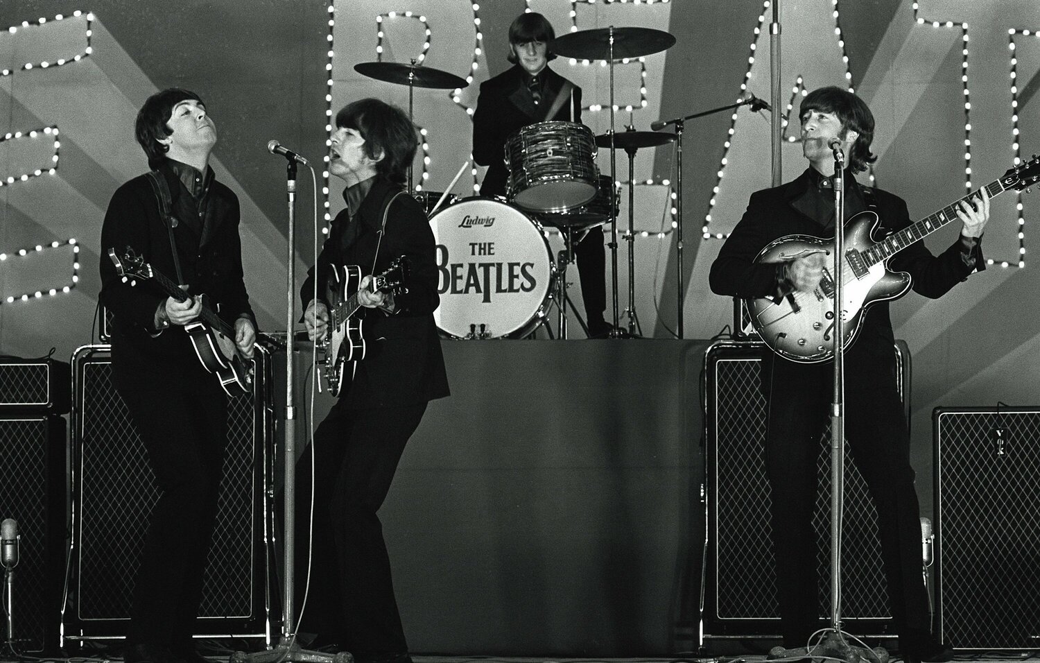 吉井監督がこよなく愛する音楽。ビートルズは青春時代の思い出だ ©︎JIJI PRESS