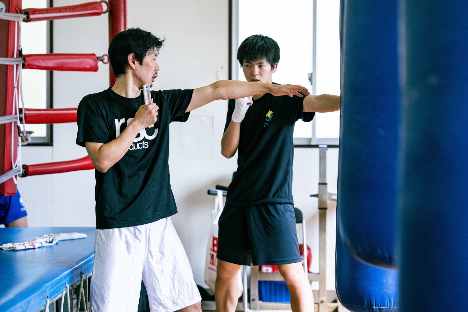 今も週に一度、後輩たちに指導する坂本さん　©︎Nanae Suzuki