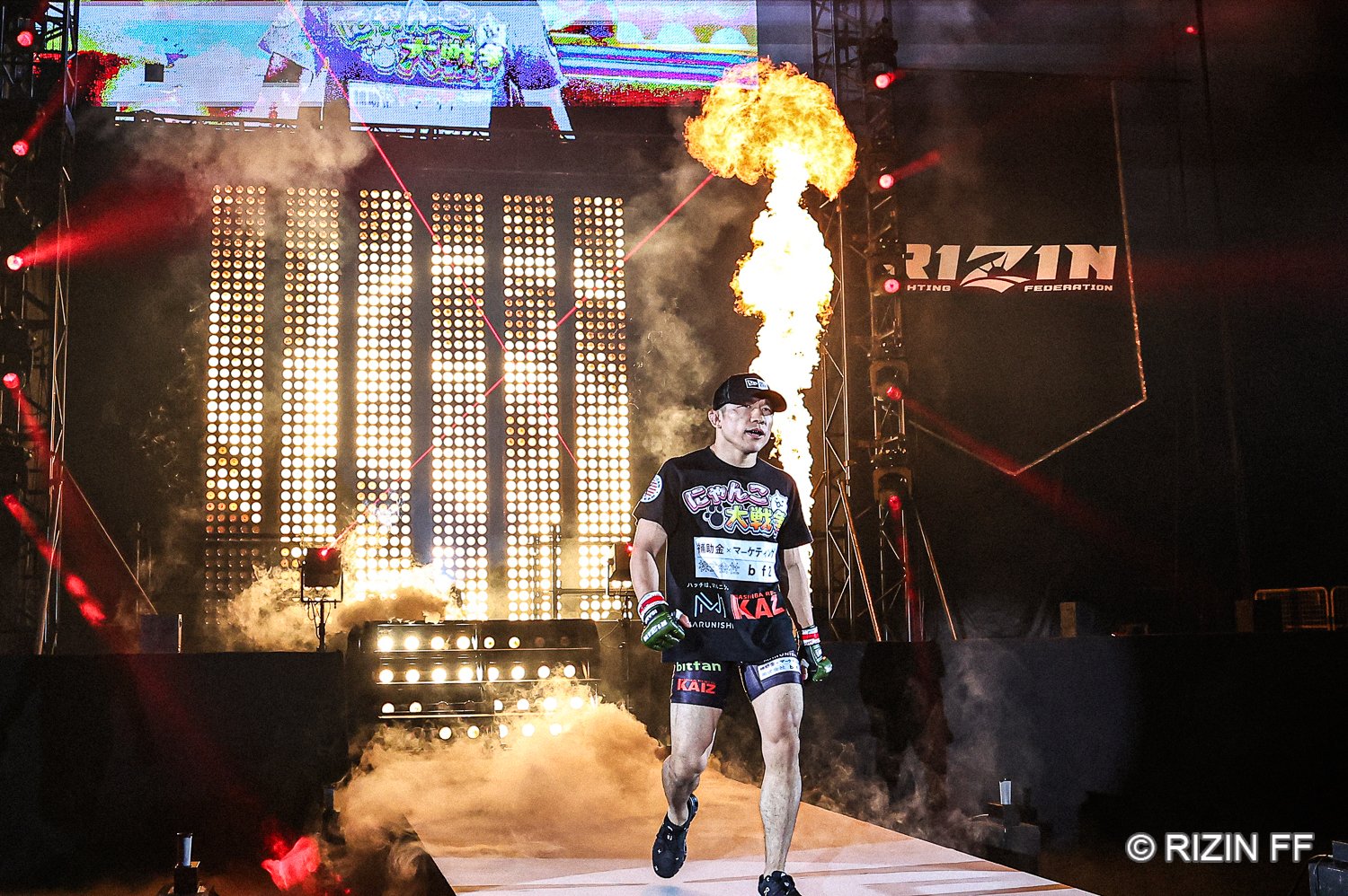 リベンジを狙うセルジオ・ぺティス戦に入場する堀口恭司　©RIZIN FF