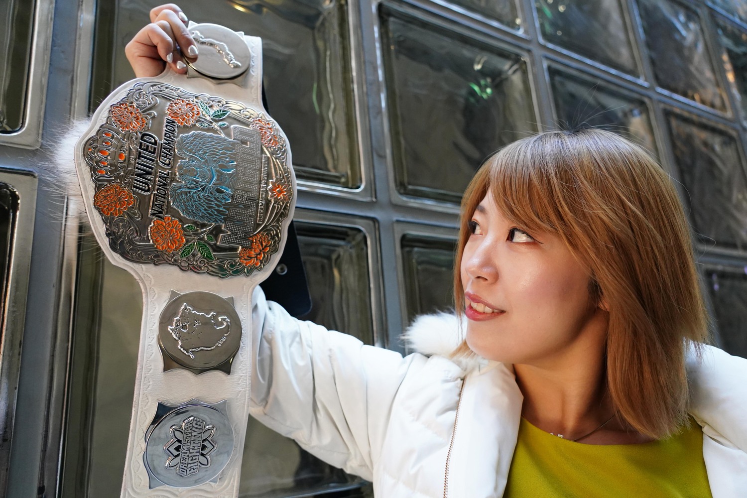 マリーゴールドの“白いベルト”をまじまじと見つめる桜井麻衣 ©Essei Hara