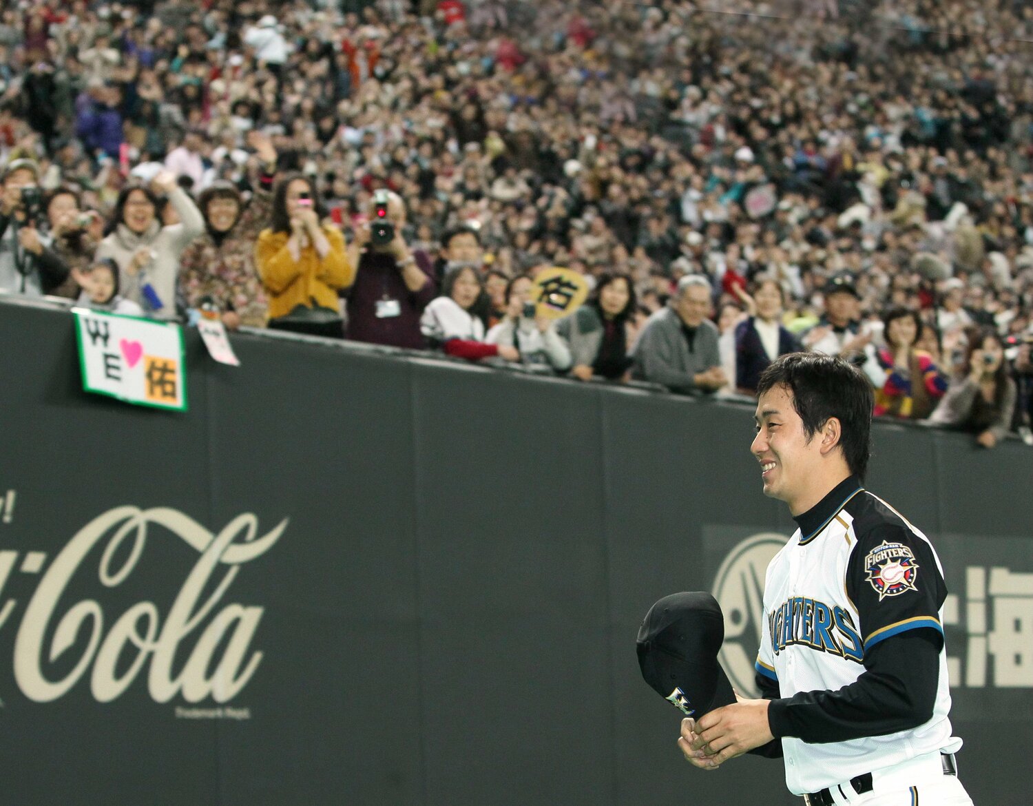 札幌ドームに8000人ものファンが集まった入団会見。斎藤が先発ローテに入れば経済効果は58億円と試算されたという　©JIJI PRESS