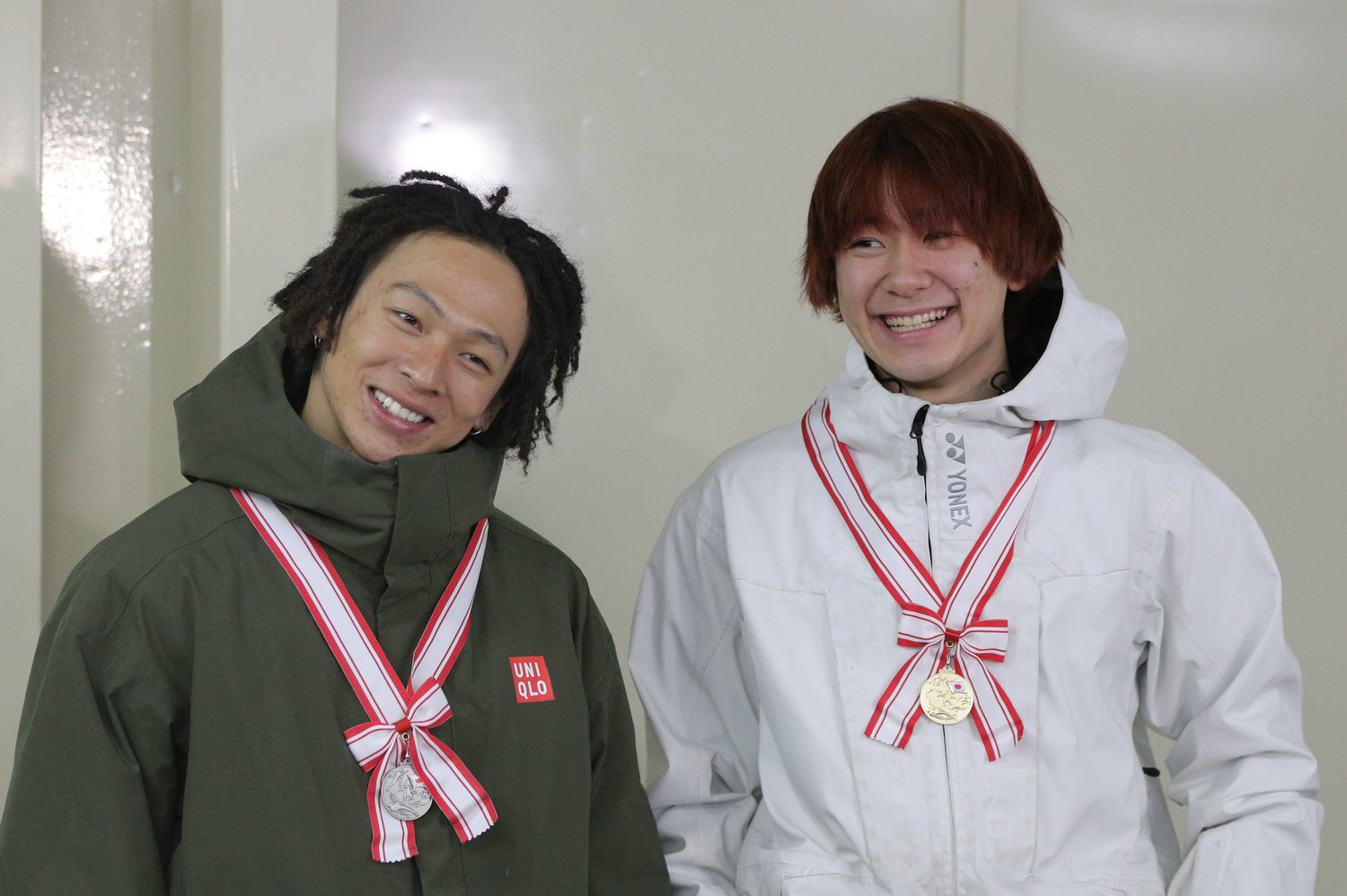 全日本選手権で優勝した戸塚優斗（右）と2位につけた平野歩夢（左）　©JIJI PRESS