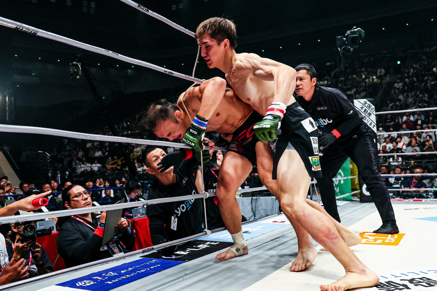 井上直樹の猛烈な連打。キム・スーチョルはロープ際で防戦一方に ©RIZIN FF Susumu Nagao