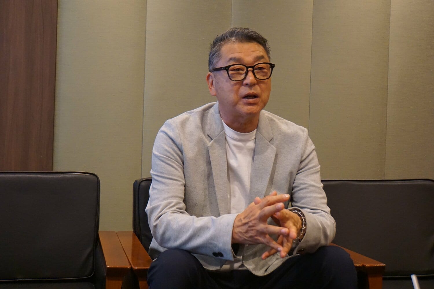 NumberWebのインタビューに応じた岡崎郁、63歳 ©NumberWeb