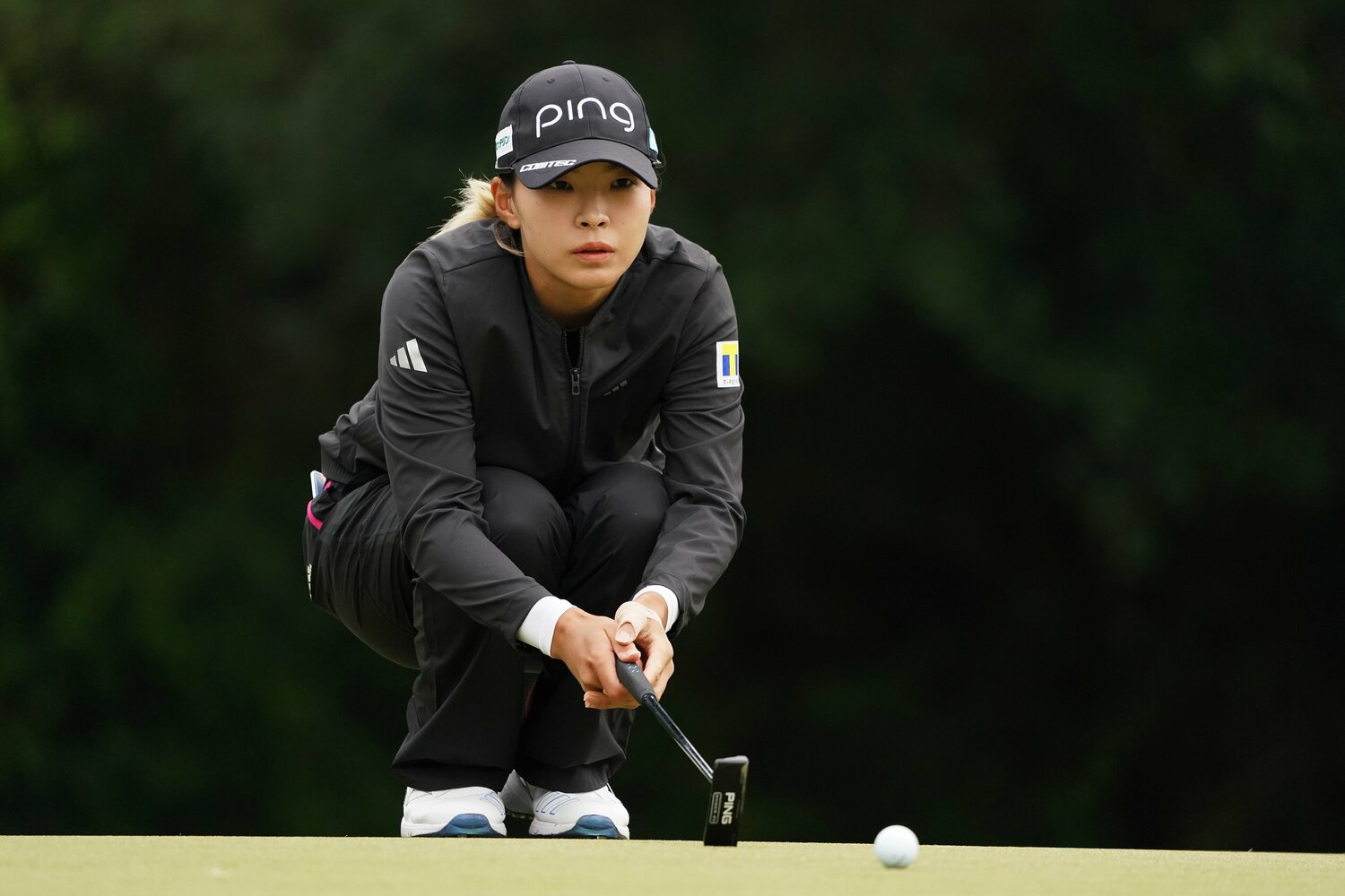 グリーンのラインを読む渋野日向子　©︎Shizuka Minami