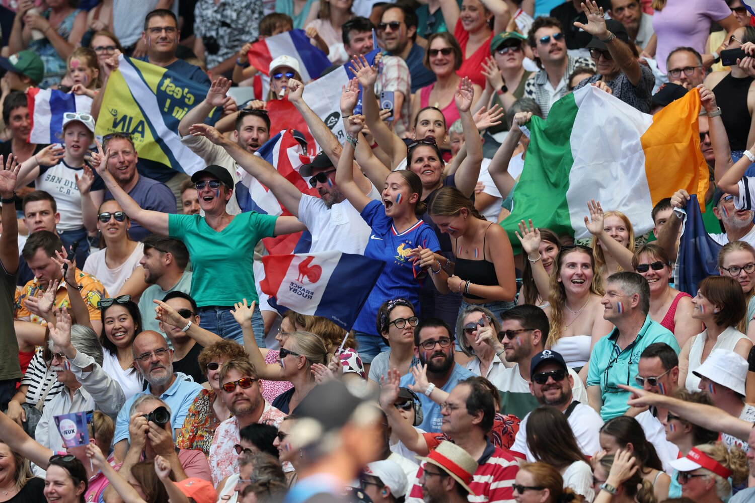 7人制ラグビーの観客席で。よく見ると……明らかにハイテンションで立ち上がってフランスを応援する一団が……もしかして……!?　©Ryosuke Menju/JMPA