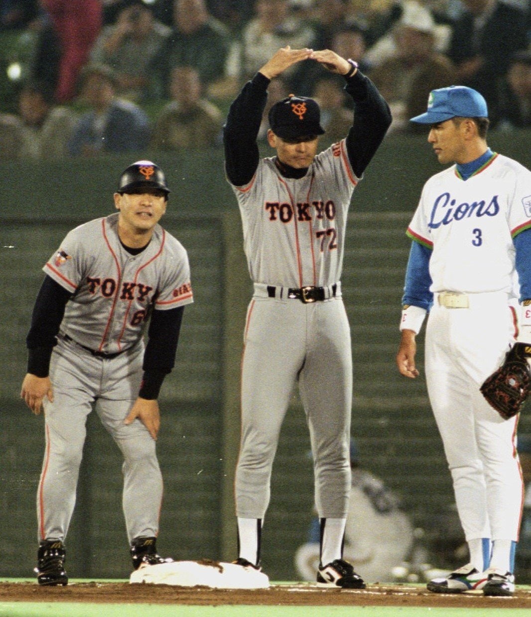 1994年、日本シリーズ第3戦（巨人対西武）。1回表、4番DH・落合が内野安打で先制。このとき中畑コーチがOKのサインを出したものの、肉離れを起こしていた　©KYODO