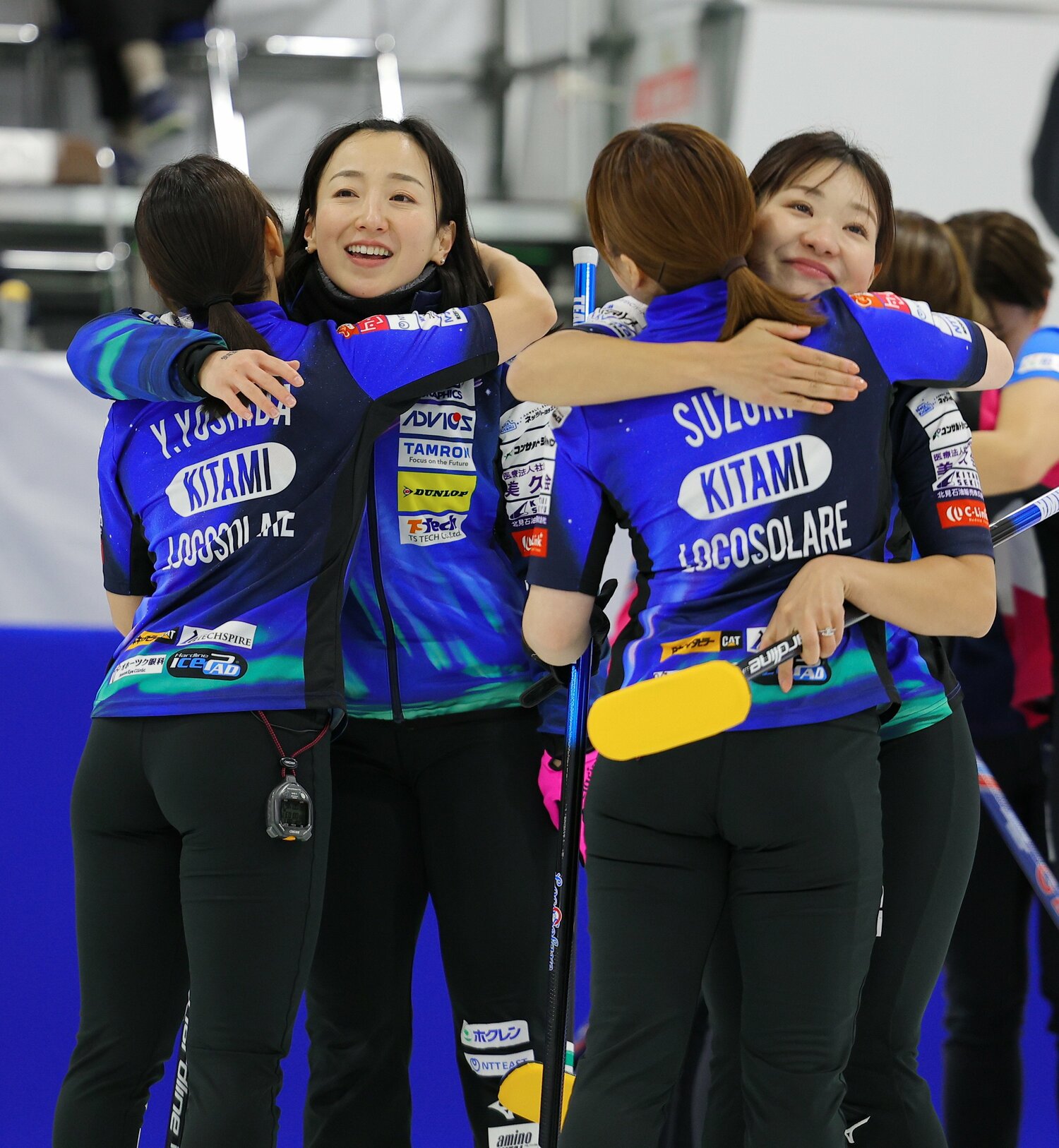 試合を終えてハグを交わすロコ・ソラーレの選手たち ©JIJI PRESS