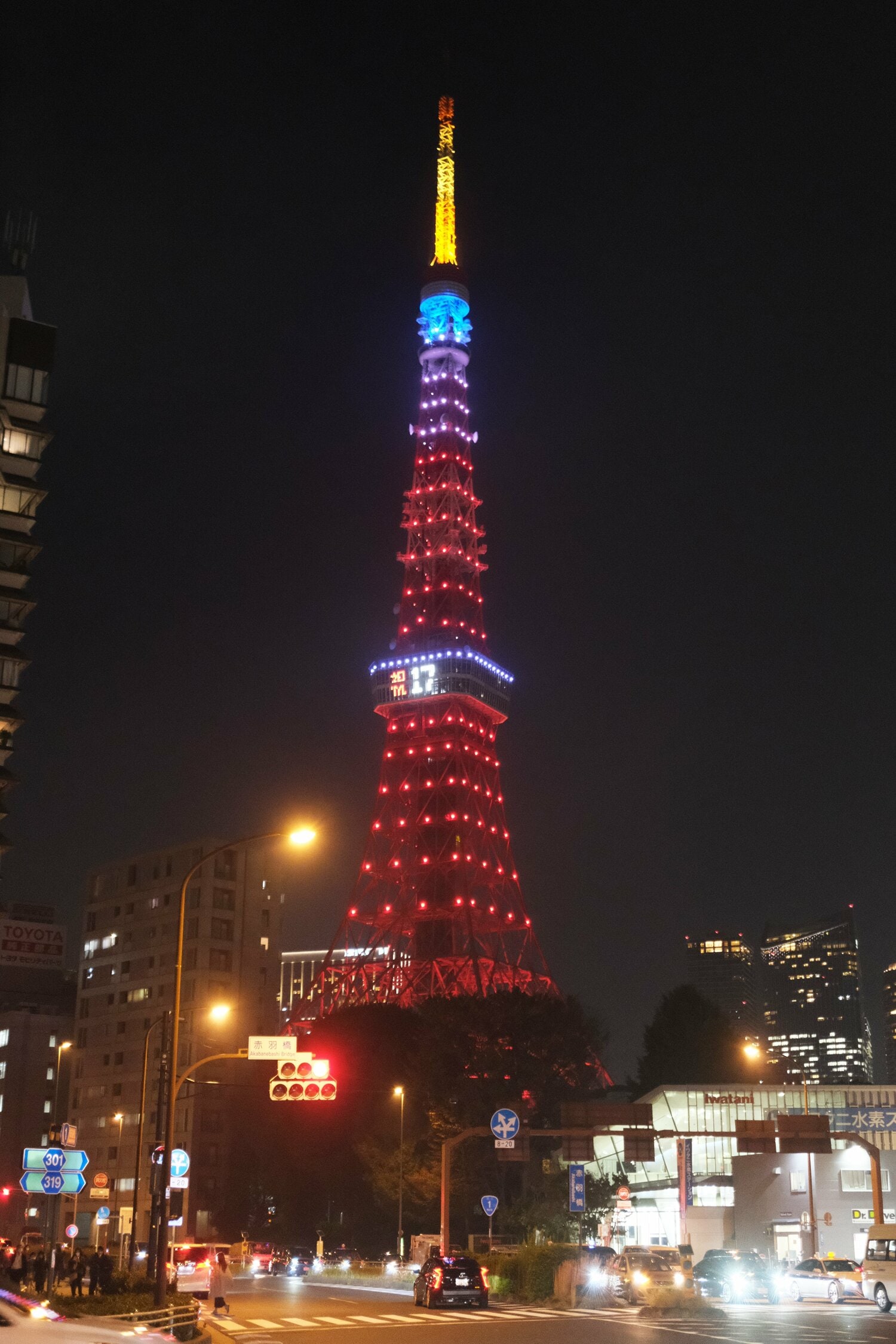 発表当日の夜、東京タワーには「祝17」の文字が ©AFLO