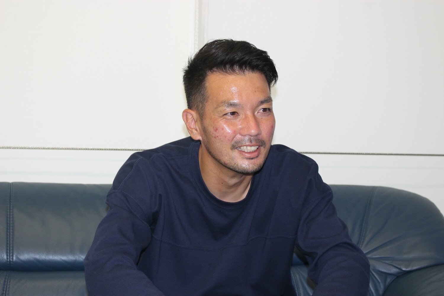 甲府のクラブ事務所でインタビューに応じる山本英臣　©Number Web