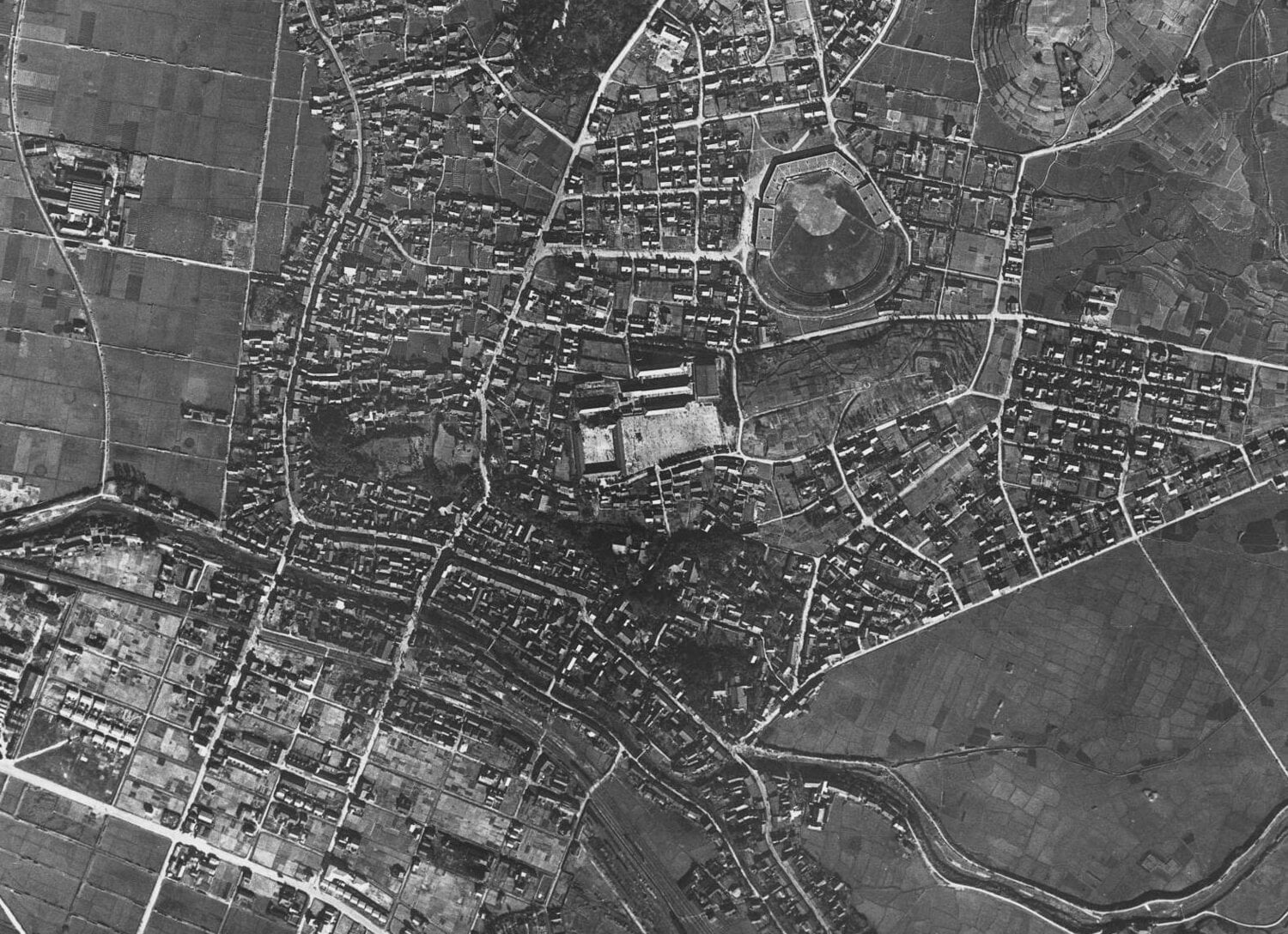 1949年に撮影された鳴海付近の航空写真。右上に大きな野球場が確認できる 出典:国土地理院の空中写真