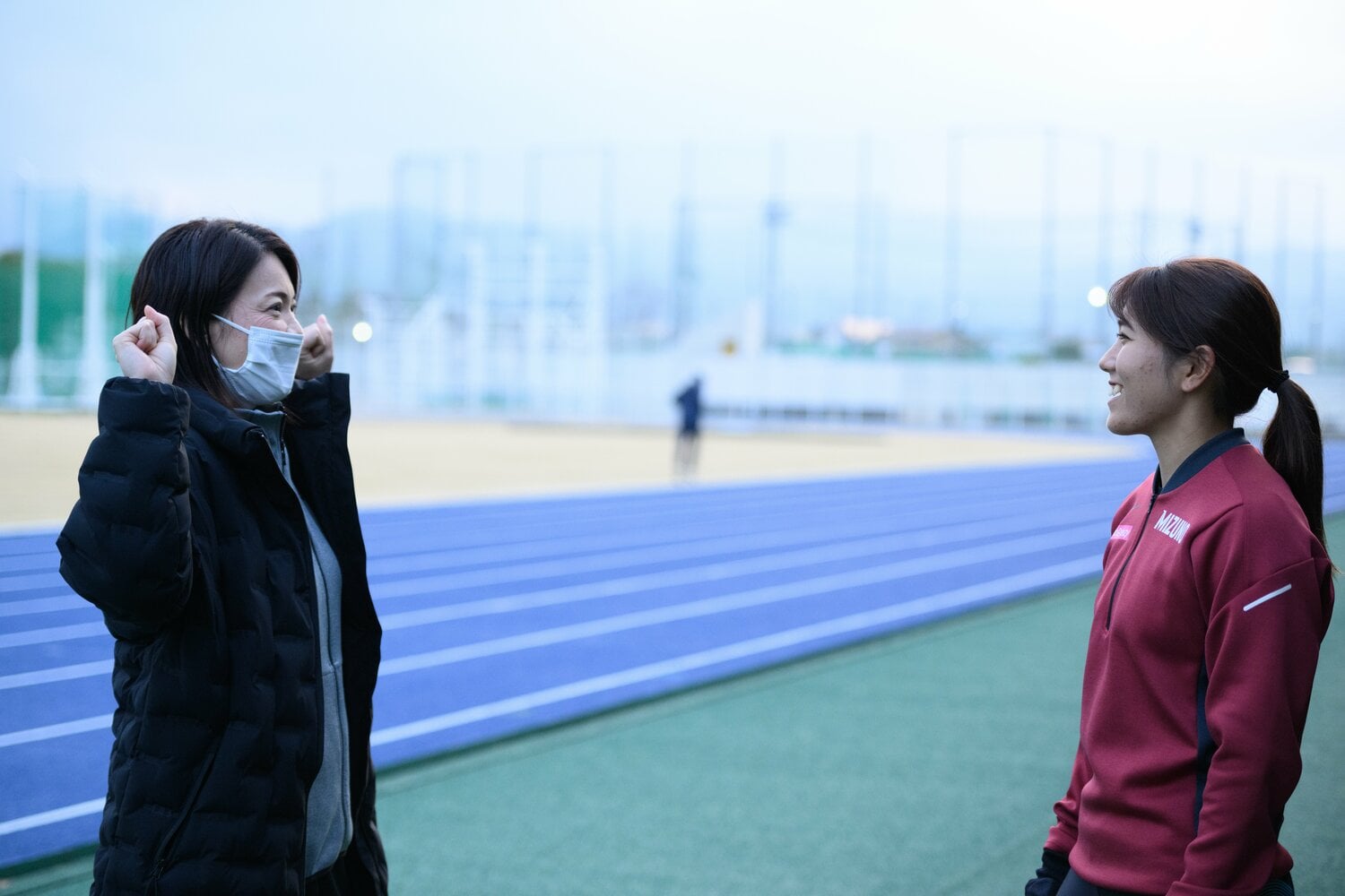 笑顔を交えながら会話をする信岡コーチ（左）と兒玉。入学当初は2人の間には壁があった　©Asami Enomoto