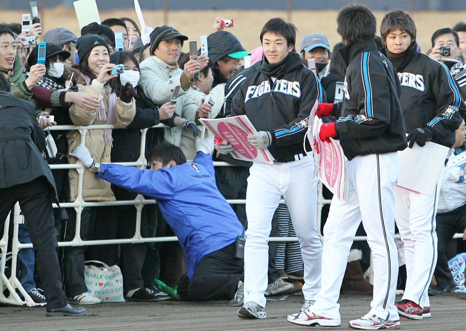 新人合同自主トレが行われた鎌ケ谷に大観衆が詰めかけた　©JIJI PRESS