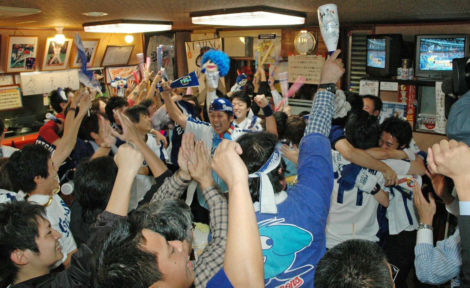 2007年11月1日、中日の“53年ぶり”日本一が決まった瞬間。ピカイチの店内で喜びを爆発させるファンたち　©JIJI PRESS