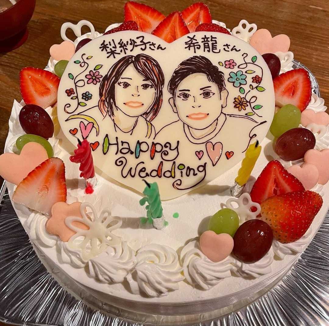 ふたりの似顔絵が描かれたケーキ　©Risako Kawai（本人Instagramより）