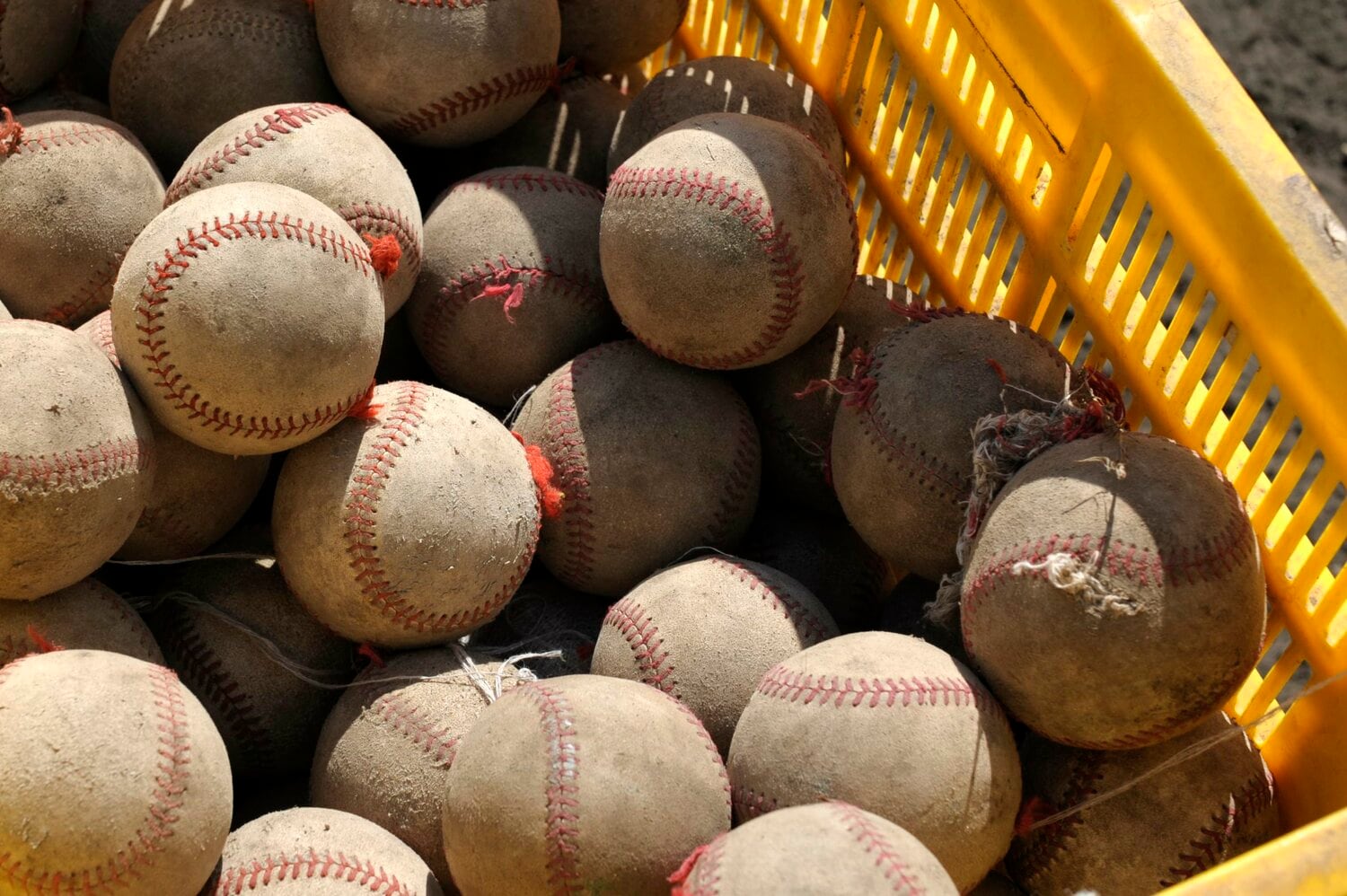 練習球は1ダース7000円、試合球は1ダース1万5000円程度。練習球を年間20ダース購入すると予算がなくなってしまう公立校も　©BUNGEISHUNJU