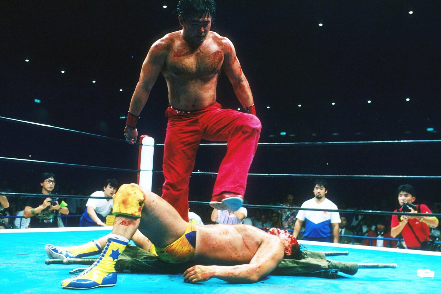 大ブーイングのなか、担架の上に倒れる馳浩を踏みつけたグレート・ムタ　©Essei Hara