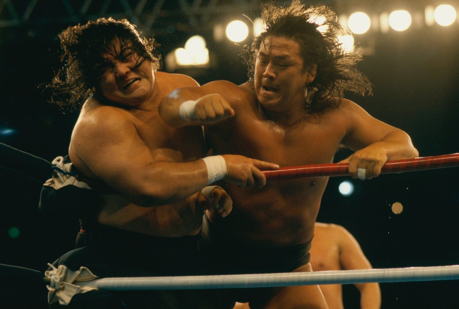 1990WWF日米プロレスサミットで橋本真也を攻める長州力　©︎Naoya Sanuki
