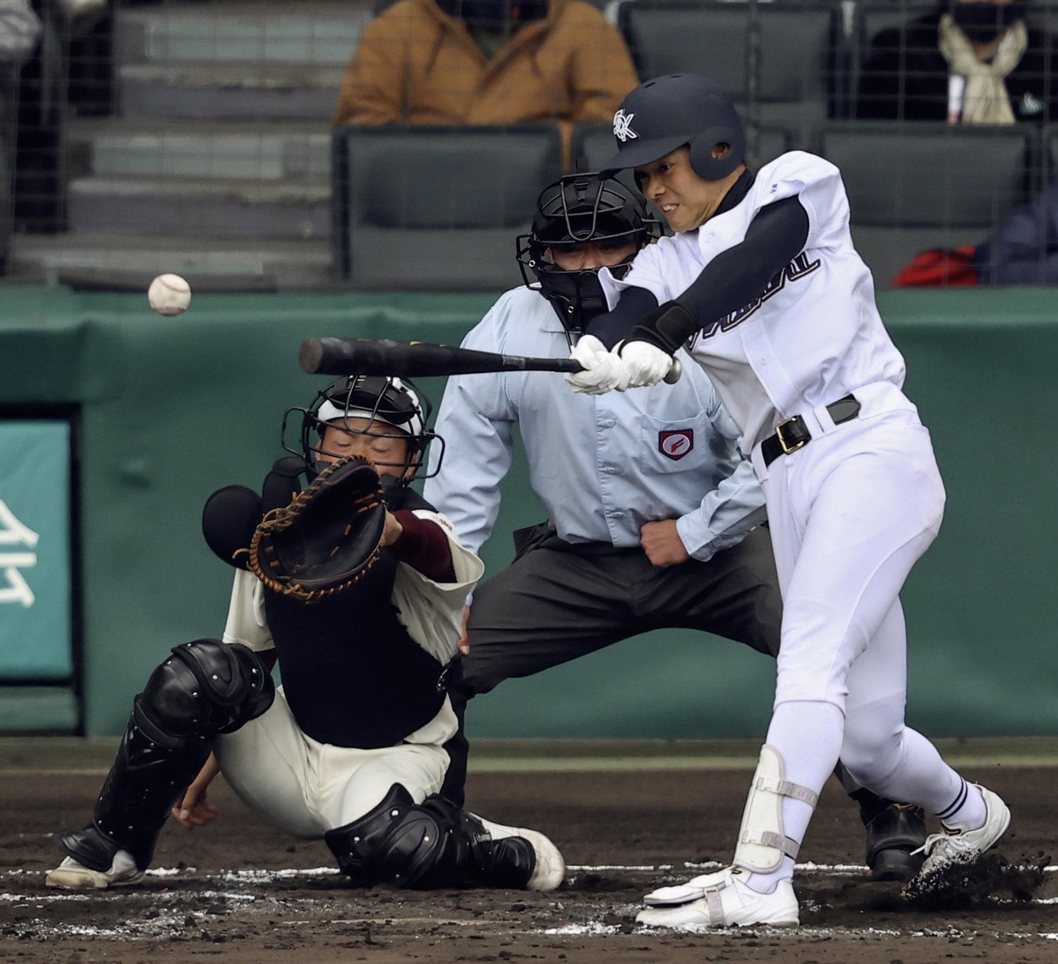 7回裏大崎2死一、二塁の場面で、ピッチャー坂本安司が中前に適時打を放つ。この試合、大崎が作った唯一の見せ場だった　©KYODO