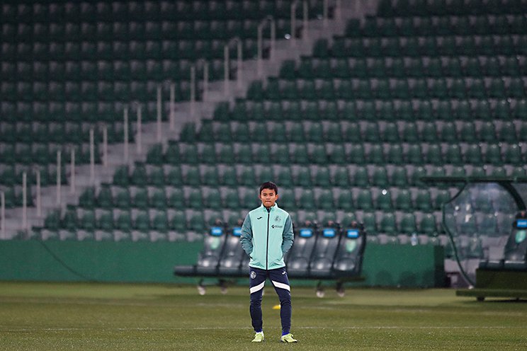 キックオフ前、アップでの久保