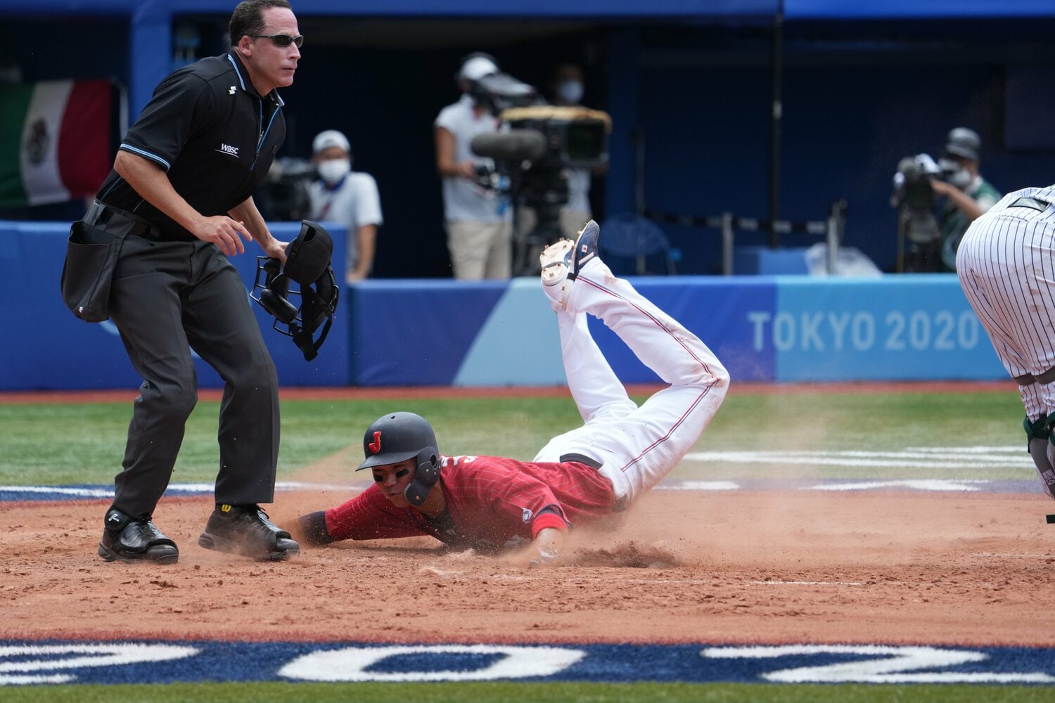 ヘッドスライディングで生還した坂本　(C)Masaki Fujioka/JMPA