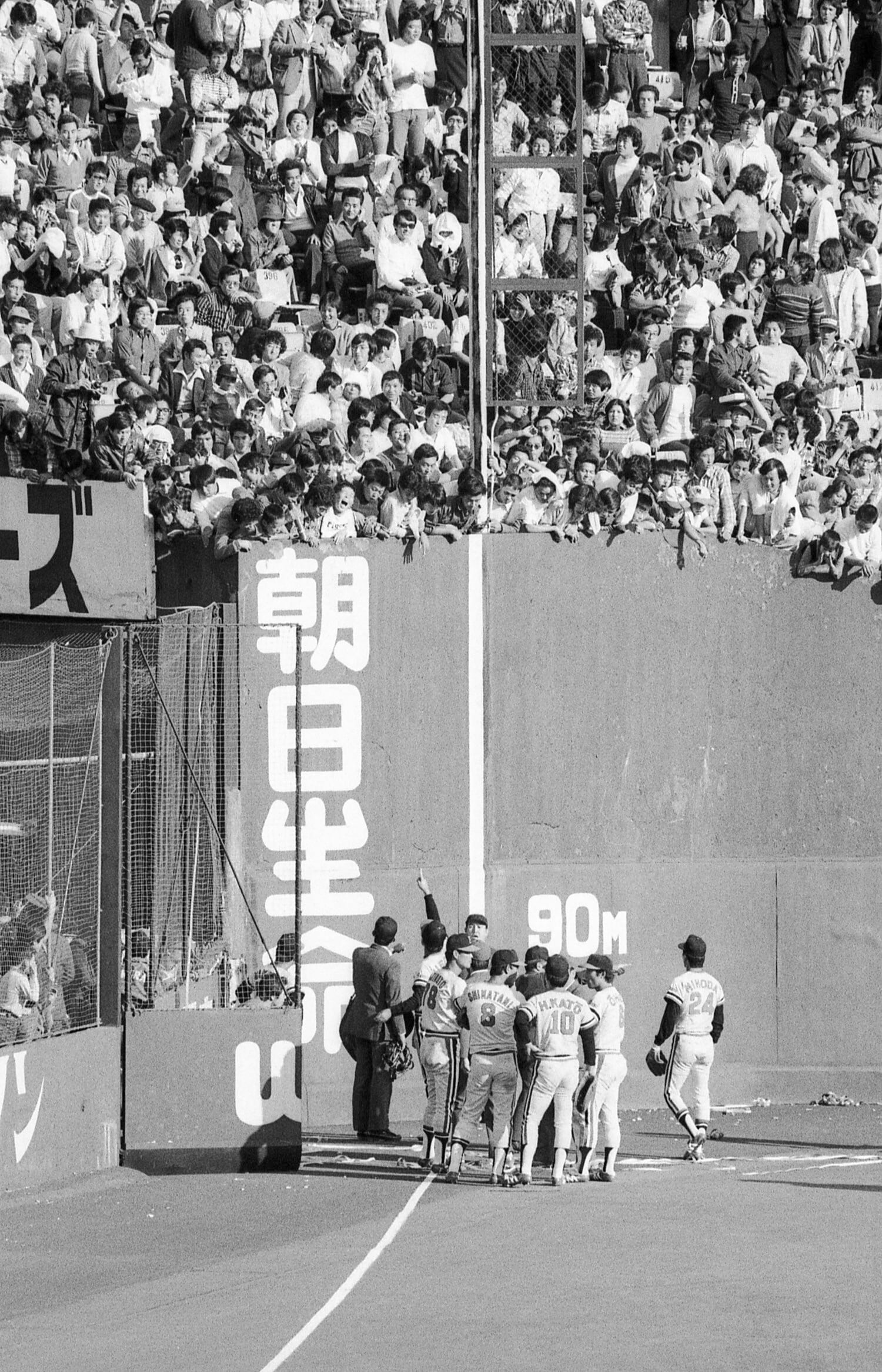 1978年の日本シリーズ第7戦、レフトポール際の大飛球の判定をめぐって試合が1時間19分中断した　©JIJI PRESS