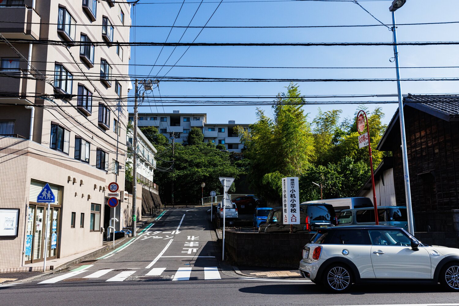 こちらは小机駅の南側（スタジアムと反対側）。道路を挟んで高台になっているのがよくわかる
