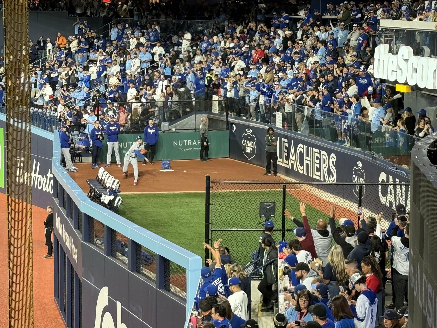 WS第7戦前の大谷のブルペン投球中に捕手の後ろから手を振って気を散らそうとするブルージェイズファン