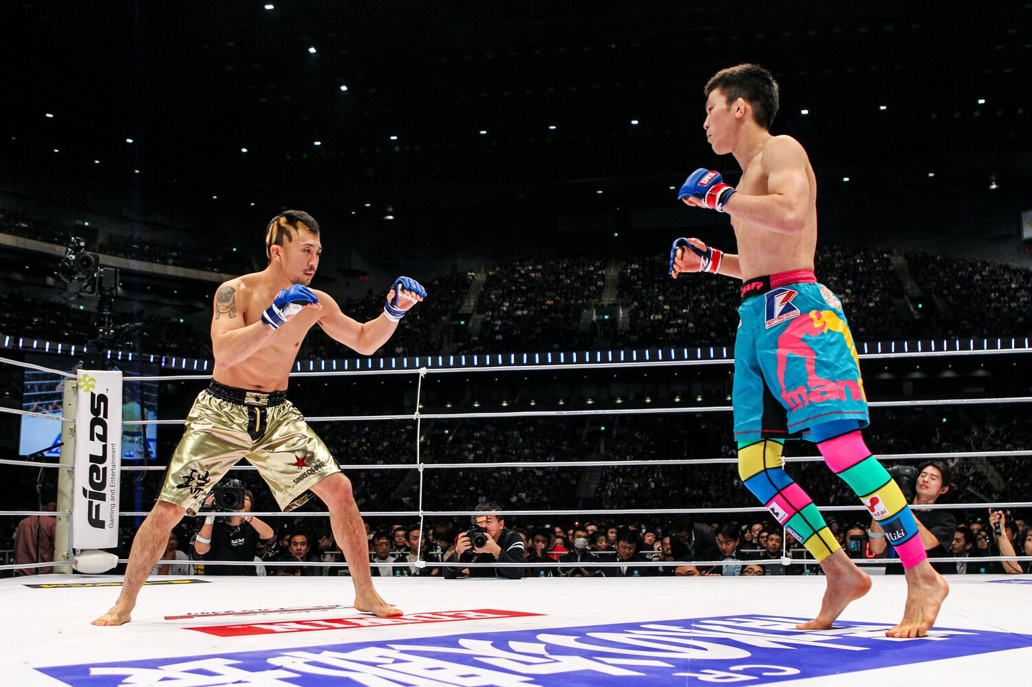 2009年大晦日、リングで対峙する戦極王者の廣田瑞人とDREAM王者の青木真也 ©Susumu Nagao