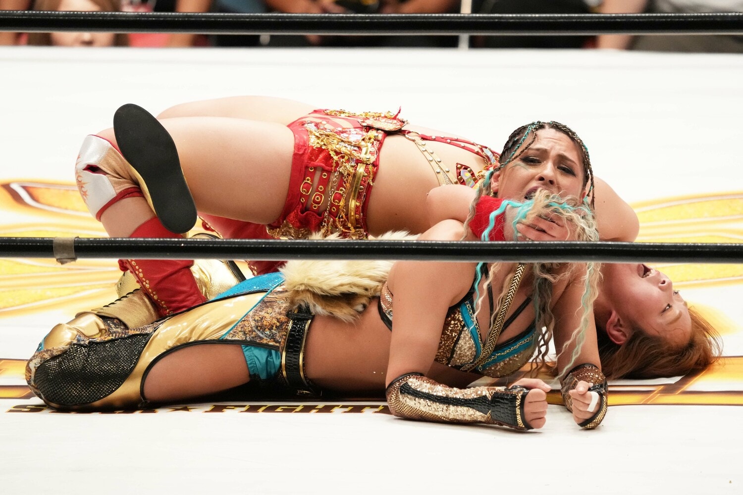 地獄固めでジュリアを攻めるSareee　©Hiroki Watanabe