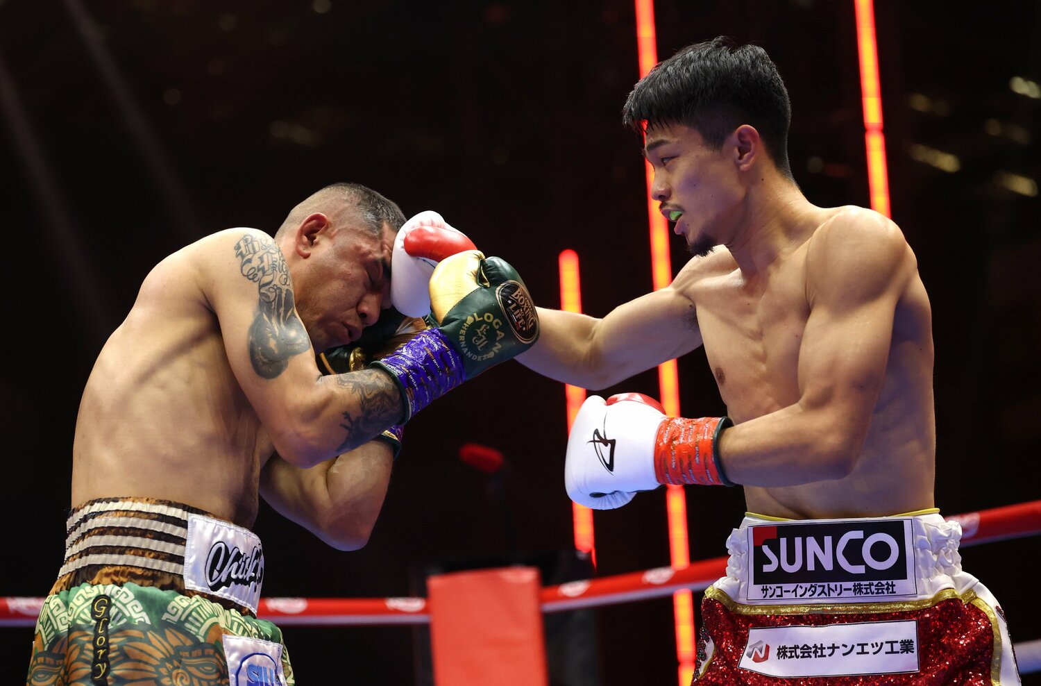 中盤以降、中谷のパンチが当たってもエルナンデスは怯むことなく前進してきた　©Getty Images