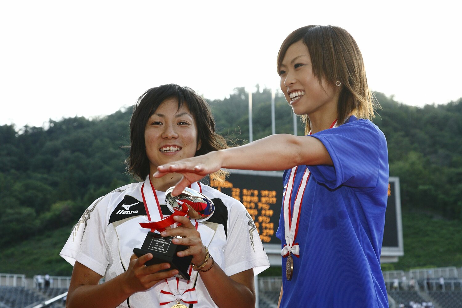 2009年の日本選手権で表彰台に立つ和田さん（右）。代表入り後は髪も黒く染め、ピアスも外したという　©BUNGEISHUNJU