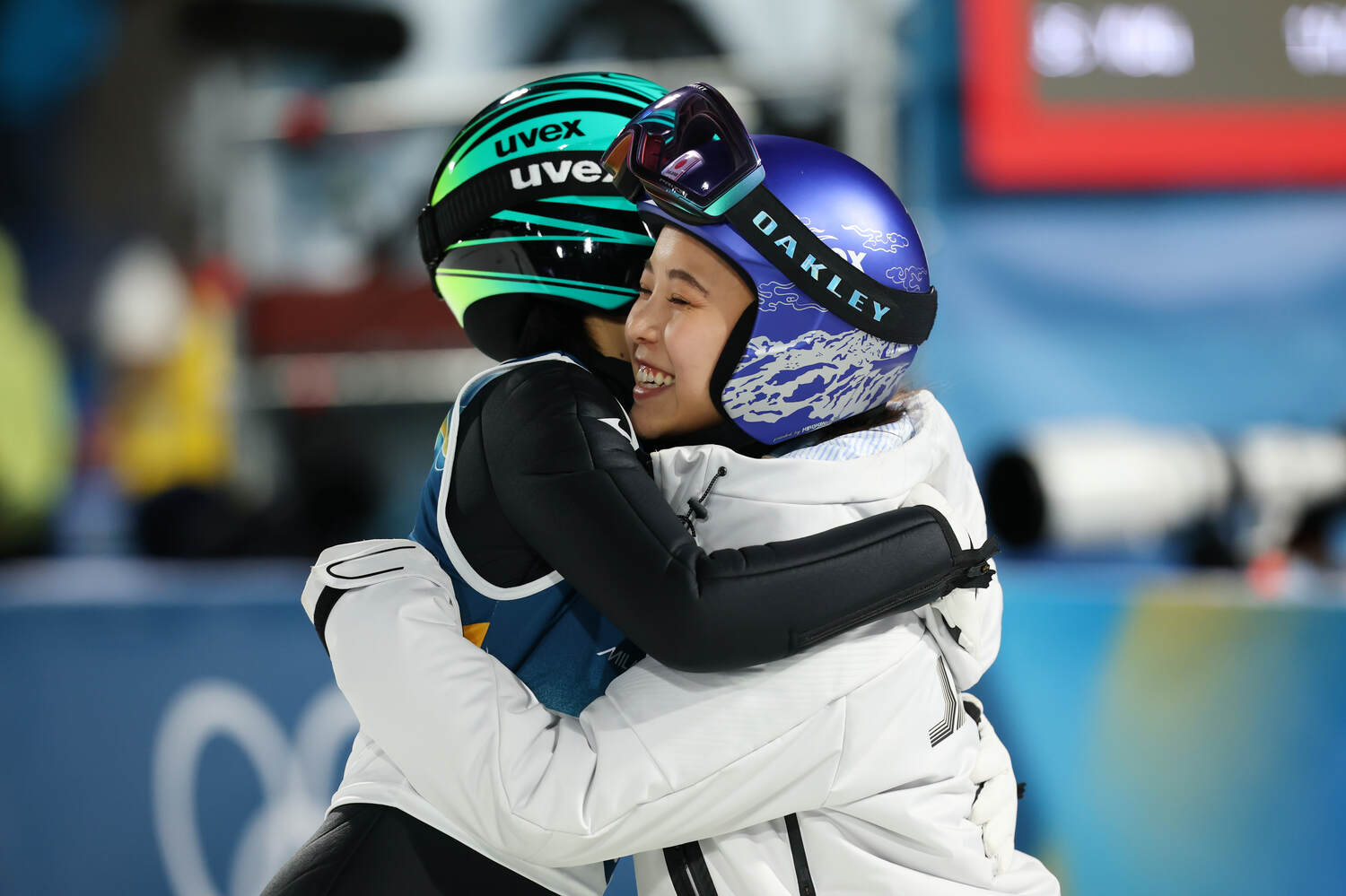 ラージヒルを終え、笑顔でハグする高梨と伊藤　©Tsutomu Kishimoto／JMPA