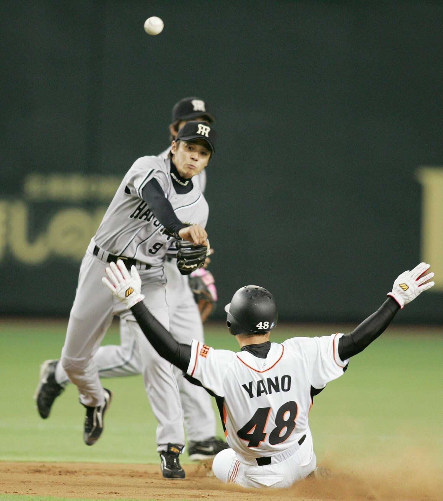 堅実な守備が持ち味だった現役時代の藤本コーチ　©︎JIJI PRESS