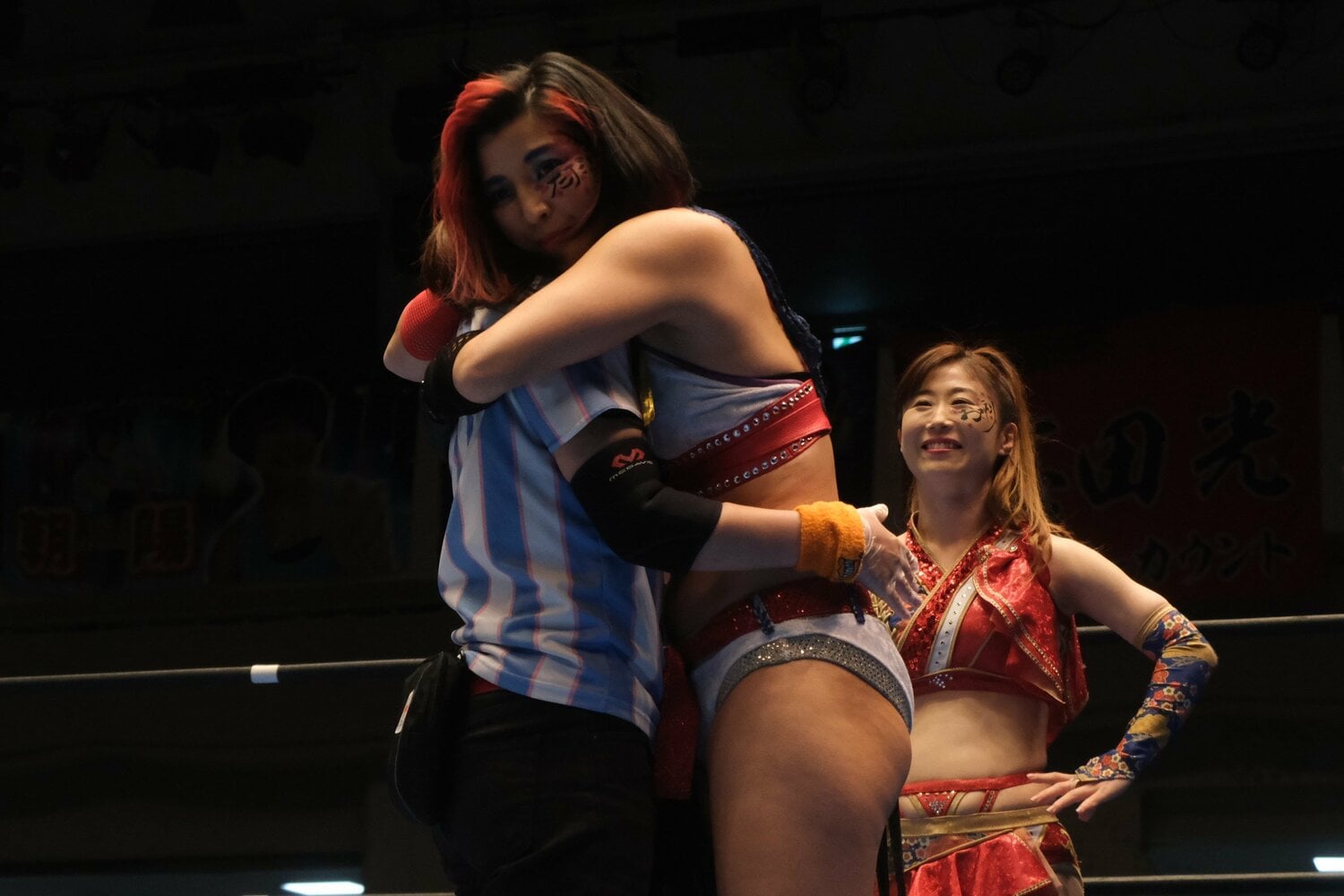 リングインすると、この日で引退となる斉藤一二三レフェリーとハグ