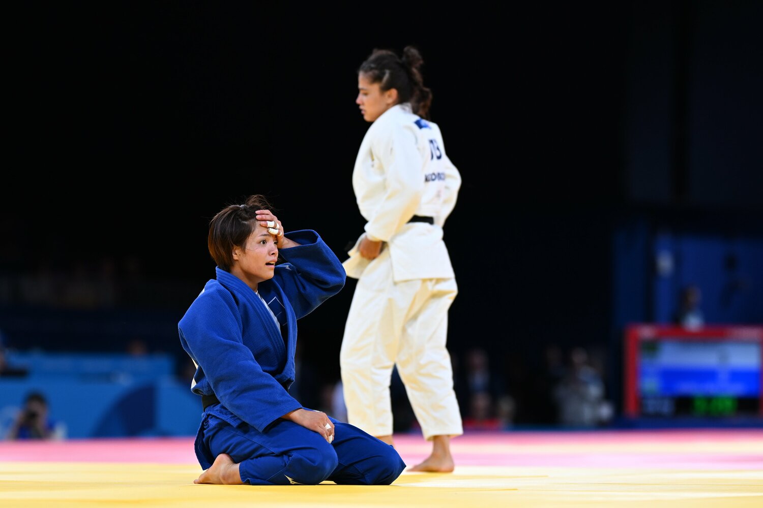 ウズベキスタンのディヨラ・ケルディヨロワに谷落で一本を奪われた直後。思わず頭を抱えた阿部詩 ©Naoya Sanuki/JMPA