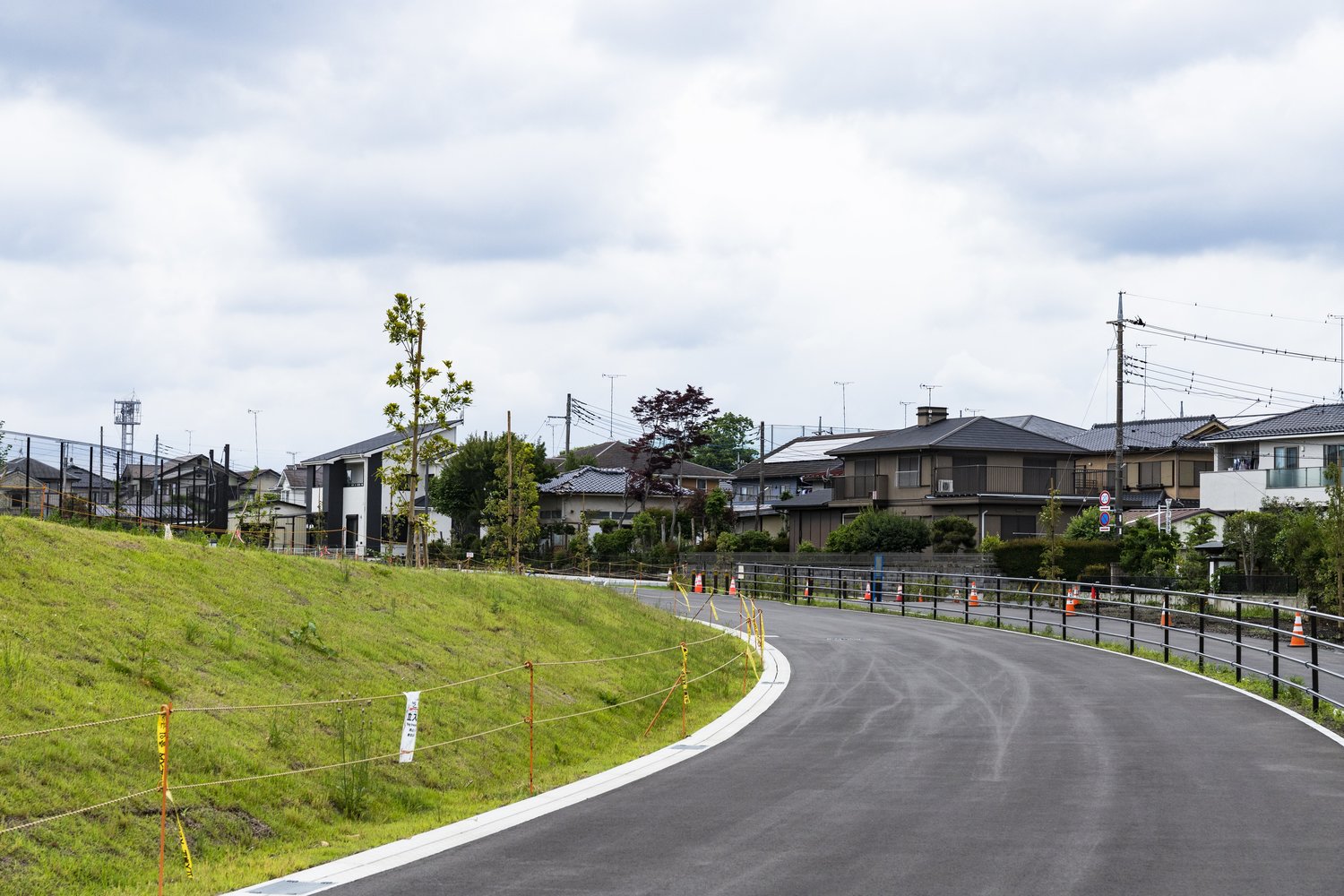 楕円を描くようにカーブする外周道路