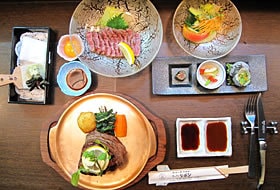 ＜晩＞　松阪牛のステーキコース。夕食に訪れたキッチンリボンはプロ野球選手の常連客も多い名店である。久保コーチのほか阪神の選手たちや、地元・中日勢などが連夜、松阪牛に舌鼓を打っているのだとか