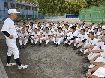 「しょうがないね」では終わらせない！明徳・馬淵監督が選手に語りかけた願い。＜Number Web＞ photograph by Kyodo News