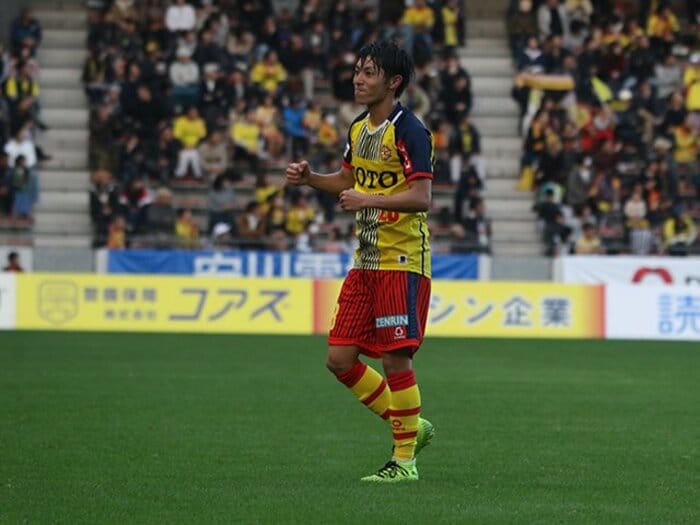 北九州J2昇格の“エンジン”高橋大悟。清水を離れ、先輩の言葉を胸に。<Number Web> photograph by Takahito Ando