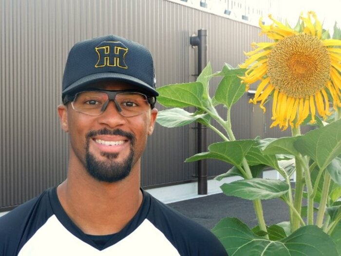 「好物はシオラーメン！」阪神電車も乗りこなす助っ人右腕が語る“日本愛”…原点はアジアで暮らした幼少期「自分が白人か黒人という分類を知る前に…」＜Number Web＞ photograph by Number Web