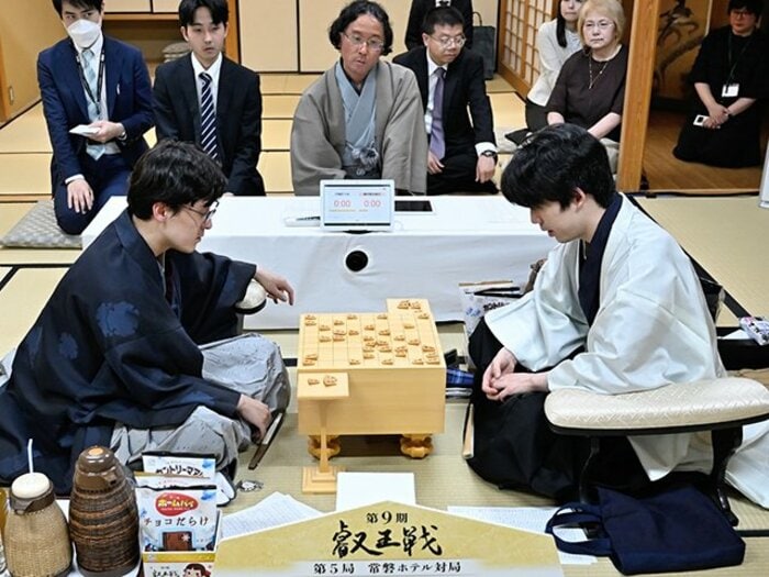 「あまり気にせず今後も」藤井聡太21歳八冠崩しに成功「決死の顔面受け」新叡王・伊藤匠に感服…6歳時、短冊に書いた“七夕の願い”とは<Number Web> photograph by Keiji Ishikawa