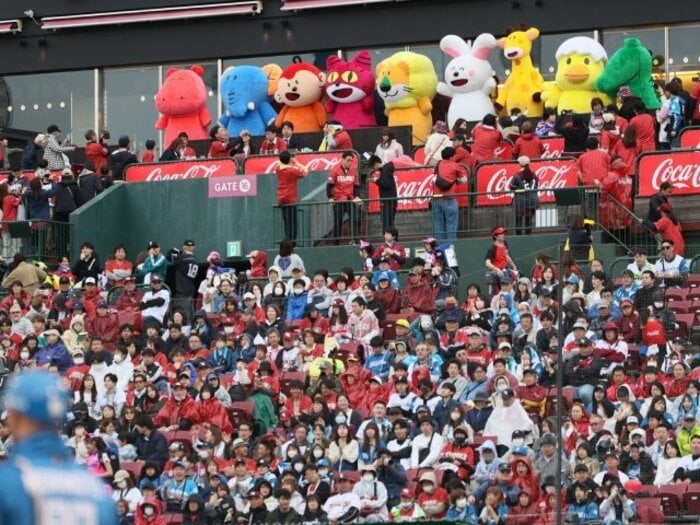 「楽天の人気が…なぜ低迷？」「巨人の若者人気、復活あるか」甲子園球児が選ぶ“好きなプロ野球チーム”で検証…やはりスゴい「中日と阪神の“地元熱”」＜Number Web＞ photograph by JIJI PRESS