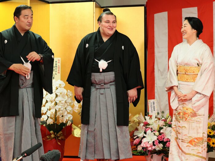 「朝5時起き、深夜12時まで仕事も…」絶好調大関・安青錦を支える相撲部屋のおかみさんとは？ 安治川部屋・絵莉夫人に聞く「私は親方が好きだからこそ…」＜Number Web＞ photograph by JIJI PRESS