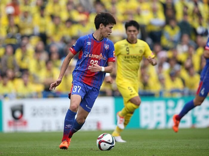 Jのコンタクトプレーは少なくない!?柏vs.東京で気になった「審判の笛」。＜Number Web＞ photograph by AFLO